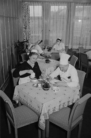 Mitarbeiter und Mitarbeiterinnen der Küche und des Services während einer Pause im Ringcafé