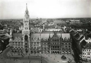München, Stadtansicht : München. Neues Rathaus. Blick vom Turm der Peterskirche nach Norden
