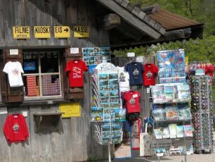 Andenkenstand auf der Halbinsel Sankt Bartholomä im Königssee bei Berchtesgaden