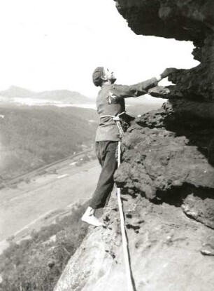 Sächsische Schweiz. Schrammsteine, Vorderer Torstein. Seilschaft E. Gorlt im Quergang des Südweges (VI)