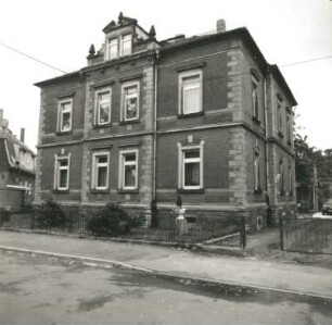 Cossebaude (Dresden-Cossebaude), August-Bebel-Straße 8. Wohnhaus (1895/1900). Straßenansicht mit Einfriedung