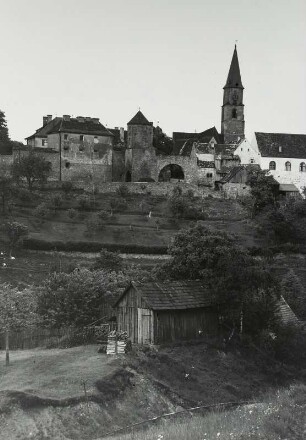 Nabburg, Stadtansicht : Nabburg. Stadtansicht mit Stadttor und Pfarrkirche Sankt Johann Baptist