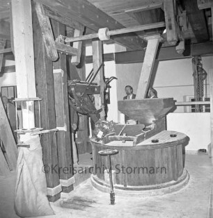 Glinder Heimat- und Mühlenmuseum: Kupfermühle: Innenansicht: Einweihung: Mahlwerk: dahinter Gäste