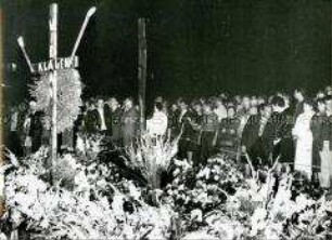 Kranzniederlegung am Mahnmal für Peter Fechter