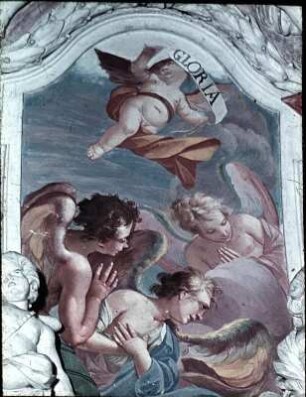 Engelgruppe und Putto mit Spruchband "Gloria ..."