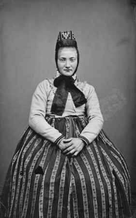 Bildnis einer Frau in hessischer Tracht