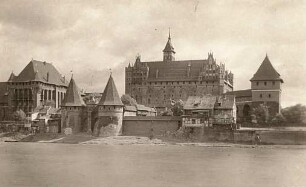 Marienburg (Malbork). Marienburg. Blick vom linken Ufer über die Nogat
