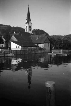 Sipplingen: Häuser und Kirchturm am See