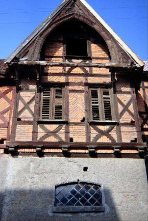 Haus wie vorige Bilder, Schmuckfachwerk und Holzschmuck am Giebel