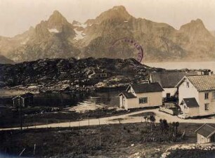 Digermulen auf Hinnöy/Lofoten. Ortsteilansicht. Blick zur Westseite des Raftsunds