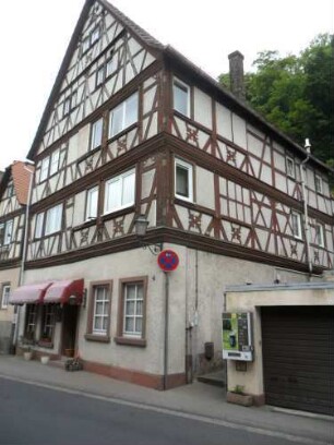 Stadtbild - Hauptstraße - Fachwerkhaus über Giebel- und Traufseite mit Fachwerkstruktur (Holznägel) in Übersicht