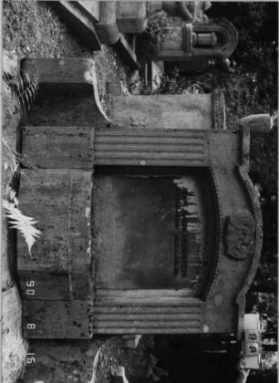 Grabstein 98 (Index: 99618524) Maße HxBxT: 159x138x30 cm Symbolik: Verzierungen (Hörner?): Grabstein 98