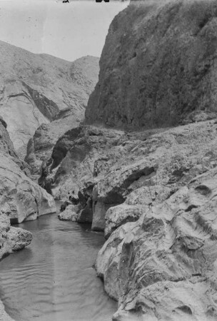 Fluss : Ein Flusslauf in einem Tal im Tian Shan Hochgebirge
