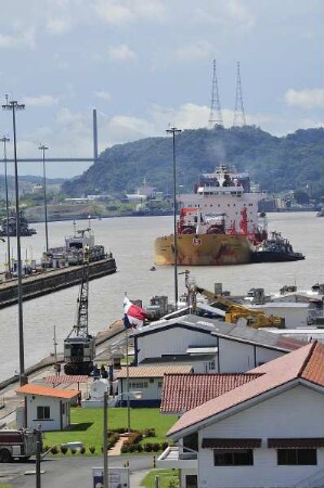 Kanalschleuse Miraflores mit Blick nach Osten : Den 80 km langen Panama-Kanal vom Atlantik zum Pazifik passieren pro Jahr ca. 14.000 Schiffe. An der Miraflores-Schleuse können Besucher die Passage großer Containerschiffe beobachten. Aufgenommen am 15. September 2011