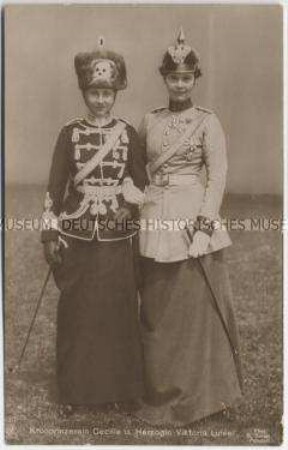 Kronprinzessin Cecilie und Herzogin Viktoria Luise in Uniform