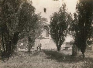 Oschatz. Dorfkirche Schmorkau. Turmansatz mit verwilderten Grabanlagen