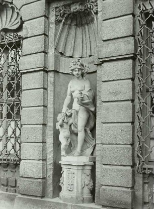 Aphrodite mit Amor