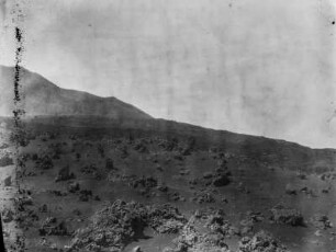 Landschaft mit Lava : Blick auf eine Berglandschaft mit Lavastrom.
