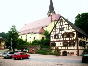 Ansicht von Südosten mit Kirche im ehemaligem Kirchhof in erhöhter Lage am Ortsrand-im Vordergrund Pfarrhaus (Barocker Neubau)