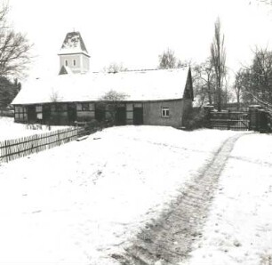 Pegau-Großstorkwitz, Dorfstraße 3. Ehem. Pfarrhof (um 1800). Wirtschaftsgebäude. Winteraufnahme