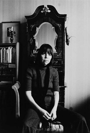 Die Schriftstellerin Sarah Kirsch (1935-2013) in ihrer Wohnung
