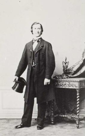 Porträt Louis Seiß (nachgewiesen 1844-um 1870; Schauspieler). Albuminabzug auf Karton (Carte-de-visite ohne Atelieraufdruck)