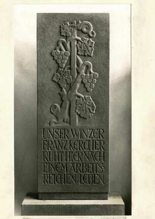 Meisterschule für Handwerker, Grabstein in rotem Sandstein
