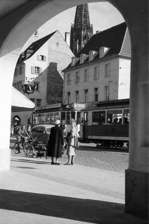 Freiburg i. Br.: Ecke Bertoldsbrunnen durch Bogen mit Münsterturm