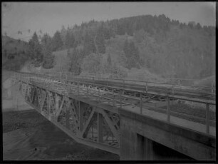 Bahnbrücke über Fluss (evtl. Neckarbrücke bei Neckarburg)