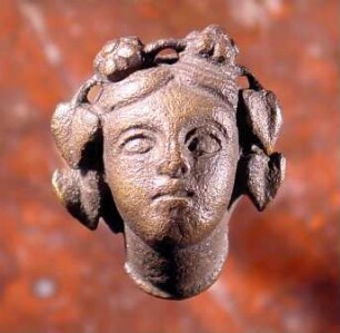 Maske der Ariadne (?) mit Efeulaub und Efeutrauben bekränzt