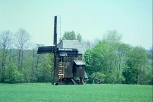 Seitenansicht der Bockwindmühle mit Müllerstube