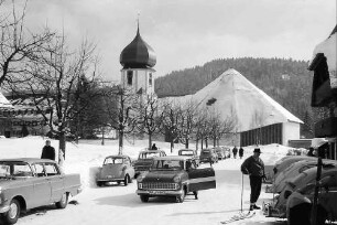Hinterzarten: Ortsstraße mit umgebauter Kirche; vom Ibery aus; im Schnee