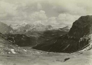 Dolomiten. Sella-Gruppe. Blick vom Grödner-Joch nach Osten. Links Faniss-Spitze (2986 m). In der Mitte die drei Tofanen (3241 m), rechts Nuvolau (2649 m)
