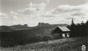 Kleinhennersdorf (Gohrisch-Kleinhennersdorf). Neue Clubhütte der Gipfelstürmer auf der Berthelt-Höhe. Blick gegen Hohe Liebe und Schrammsteine