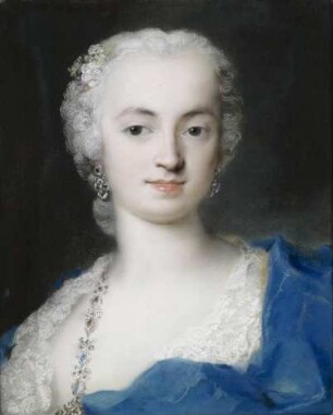 Eine Dame mit Blumen im weißgepuderten Haar