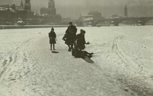 Dresden, Zugefrorene Elbe : Dresden. Zugefrorene Elbe im Winter 1928/1929 zwischen der Carolabrücke und der Augustusbrücke