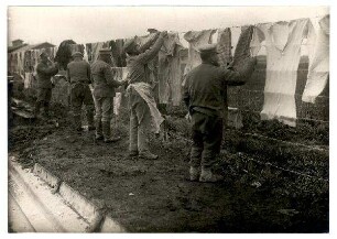 Fotos aus dem Kriegsgefangenenlager Puchheim: Nr. 2: Russen beim Aufhängen ihrer Wäsche
