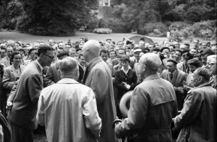 Chemiker; Mainau 4.7.; Graf Lennart Bernadotte mit Preisträger in Rückansicht vor Publikum: Graf Lennart Bernadotte, Otto Hahn, Lord Alexander Todd of Trumpington, Karl Georg v. Hevesy, Hans v. Euler-Chelpin