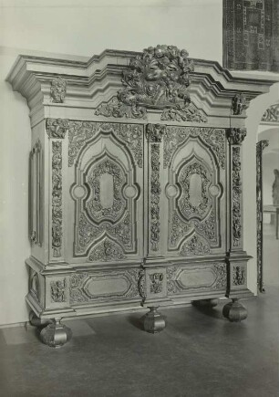 Sogenannter Danziger Schrank : Sogenannter Danziger Schrank, Nußbaum, Barock, um 1700. Dresden, Kunstgewerbemuseum