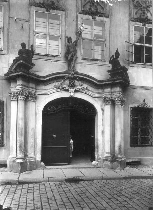Lauban : Polen. Lauban (Luban/Polen). Eingangsportal mit bekrönendem Merkur