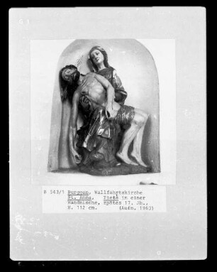 Pietà in einer Wandnische