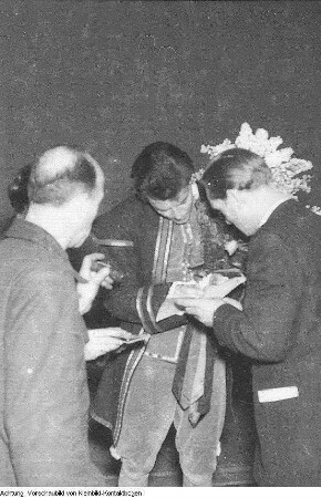 Dresden, Besuch und Auftritt des französischen Schauspielers Gérard Philipe als Hauptdarsteller, März 1955 (sowie Reproduktionen aus Programmheft). Fotoserie anläßlich des Gastspiels des Pariser Théâtre National Populaire (TNP) mit "Ruy Blas" von Victor Hugo im Großen Haus der Staatstheater Dresden, 19. März 1955