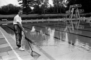 Freibad: Schwimmmeister Michael Seehase reinigt das Becken
