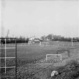 Sporteinrichtungen: Weg am Sportplatz: Sportplatz "Kleines Alster-Stadion" des Wilstedter Sportvereins von 1958 e. V.: Blick über die Sportplätze mit Geräten und Fußballtoren: hinten Mitte Sportlerheim: dahinter Bäume