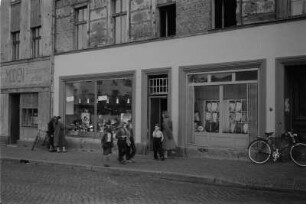 Musikalien- und Schallplattenhandlung. Straßenansicht