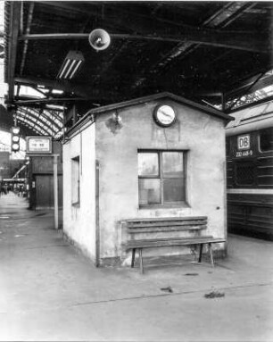 Hauptbahnhof (1893-1898; Ernst Giese, Paul Weidner). Mittlere Bahnsteighalle, Bahnsteig 11/12. Kleines Dienstgebäude (Lampenwärter?) : Dresden-Altstadt, Am Hauptbahnhof 4. Hauptbahnhof (1893-1898; Ernst Giese, Paul Weidner). Mittlere Bahnsteighalle, Bahnsteig 11/12. Kleines Dienstgebäude (Lampenwärter?)