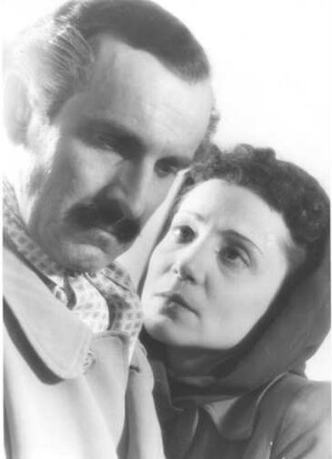 Hamburg. "Haus der Jugend"-Altona. Die Schauspieler Hilde Volk (1912-1995) und Walter Klam (1904-1983) während einer Aufführung des Stückes "Jacobowsky und der Oberst" im Jahr 1948.