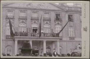 Großherzog Friedrich I., Großherzogin Luise, Erbgroßherzog Friedrich, Erbgroßherzogin Hilda und Kaiser Wilhelm II. auf fahnengeschmücktem Balkon.