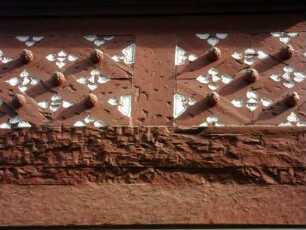 Stadtbild - Hauptstraße am Marktplatz (Nordseite) - Fachwerkhaus (Obergeschosse auf steinernem Stock) über Traufseite-hölzerne Ornamentik mit ornamentierten Holznägeln im Detail