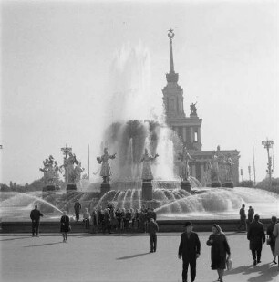 Brunnen der Völkerfreundschaft : Moskau. Volkswirtschaftsausstellung der UdSSR (Allrussisches Ausstellungszentrum). Brunnen der Völker der Sowjetunion (Brunnen der Völkerfreundschaft)